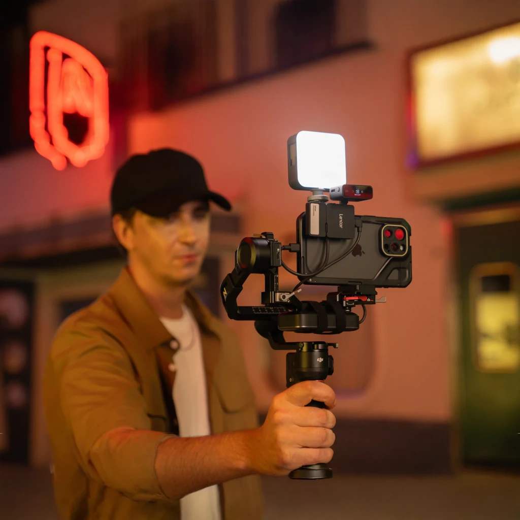 SSD portátil Lexar Professional SL400 2TB USB-C 3.2 Gen 2 IP65 Preto, em uso: fixado em gimbal com smartphone em filmagem