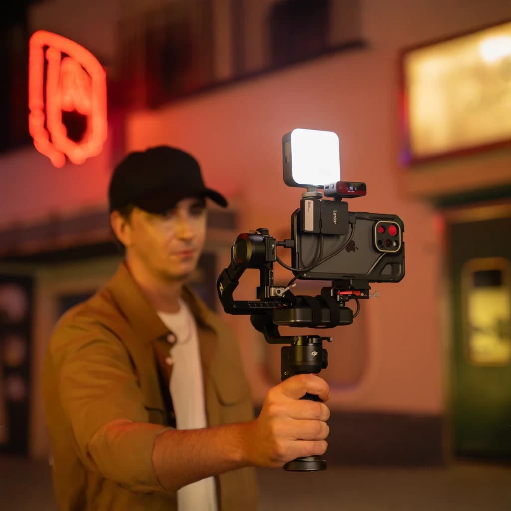 SSD portátil Lexar Professional SL400 2TB USB-C 3.2 Gen 2 IP65 Preto, em uso: fixado em gimbal com smartphone em filmagem
