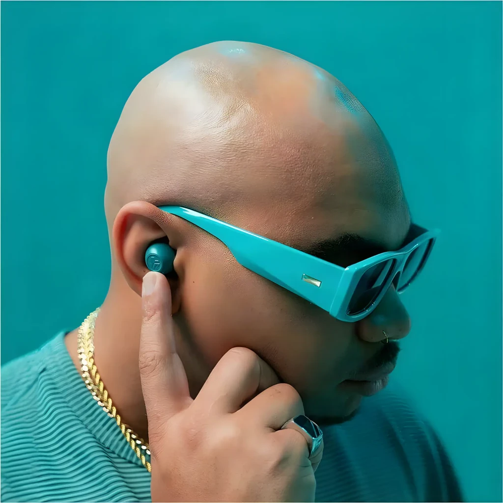 Auriculares JLab Audio Go Pop ANC Cancelación de Ruido TWS Bluetooth 5.3 Verde Azulado, en uso: hombre con gafas teal