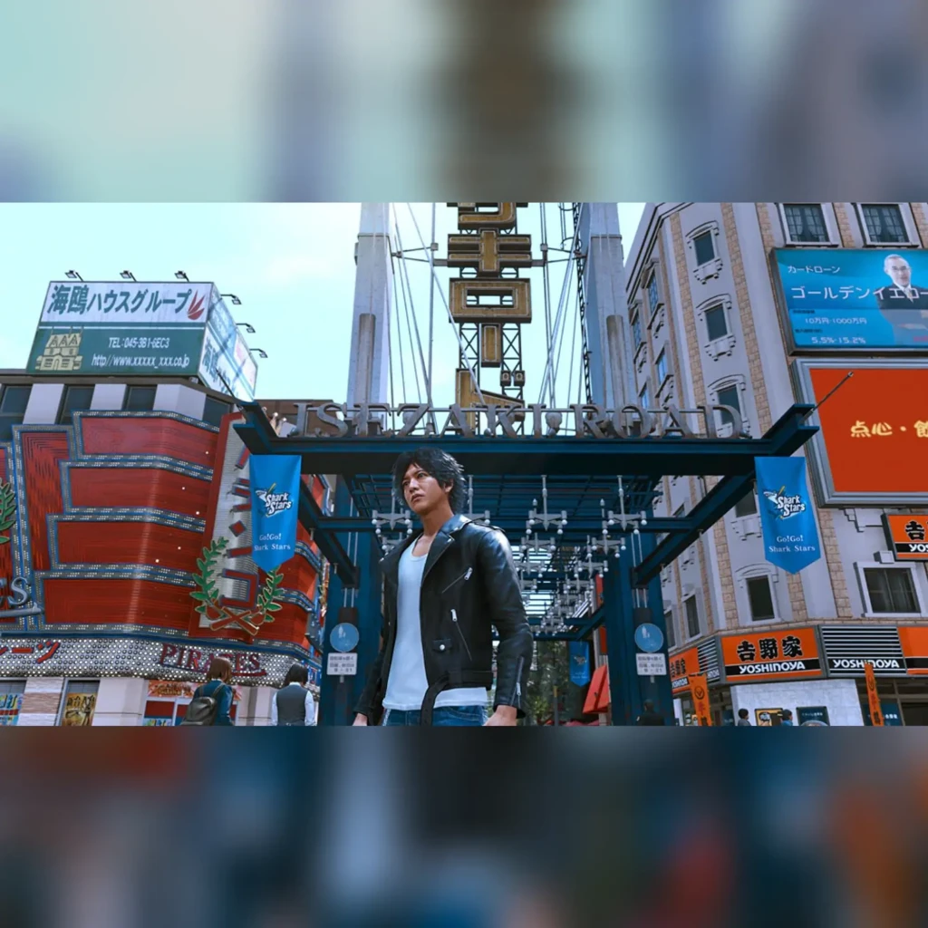 Videojuego SEGA Lost Judgment Edición Estándar PS4, en uso: protagonista con chaqueta de cuero en calle urbana japonesa