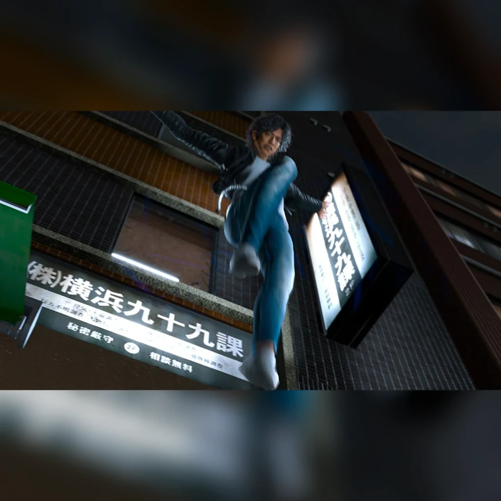 Videojuego SEGA Lost Judgment Edición Estándar PS4, en uso: personaje con traje azul saltando ante edificio japonés nocturno