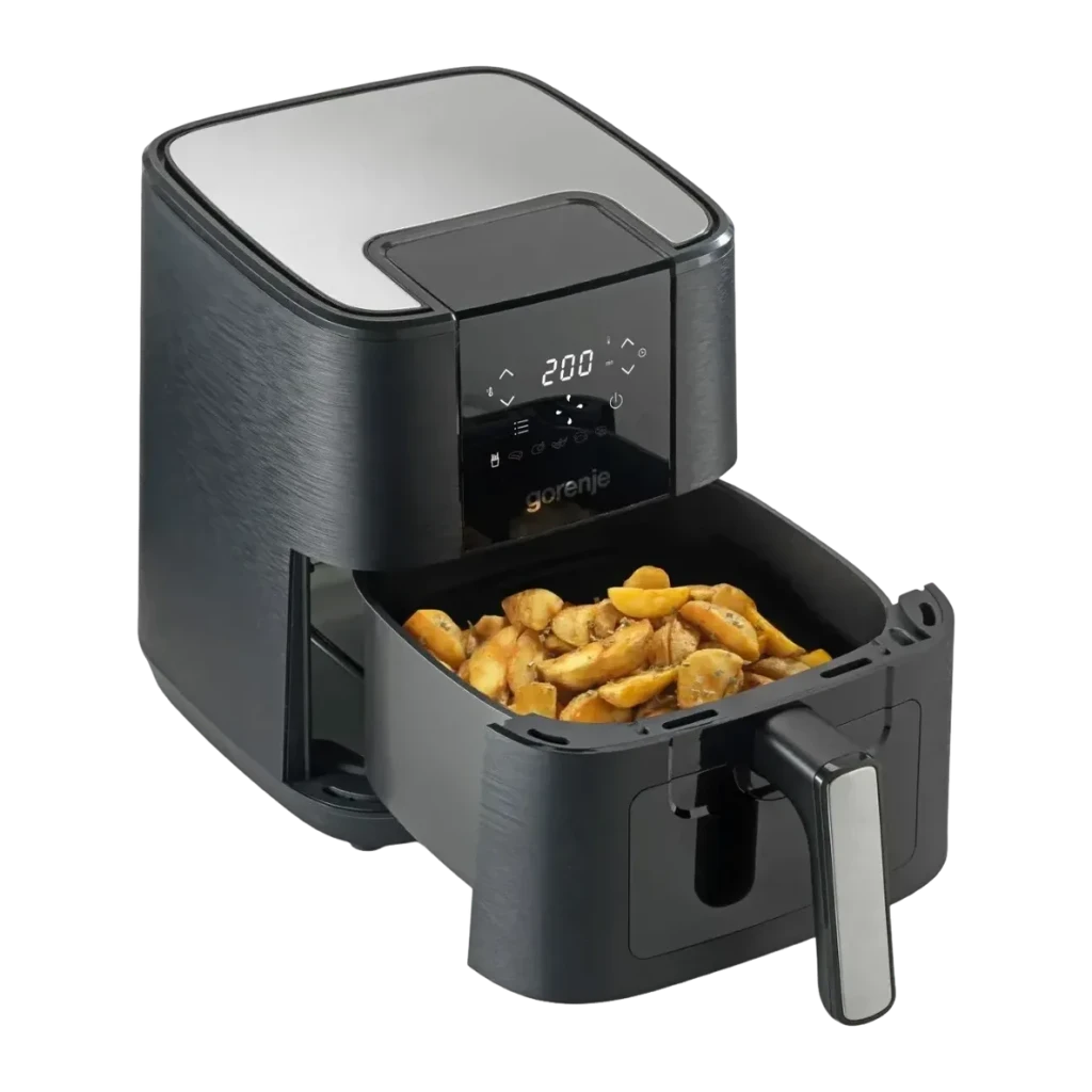 Freidora de Aire Gorenje 5,4L 1350W 8 Programas Negro AF1350DWB, detalle: cesta extraída con patatas, panel digital a 200°C
