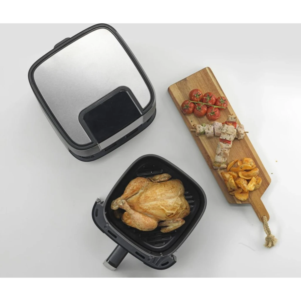Freidora de Aire Gorenje 5,4L 1350W 8 Programas Negro AF1350DWB, en uso: cesta extraída con pollo asado, cuerpo plateado
