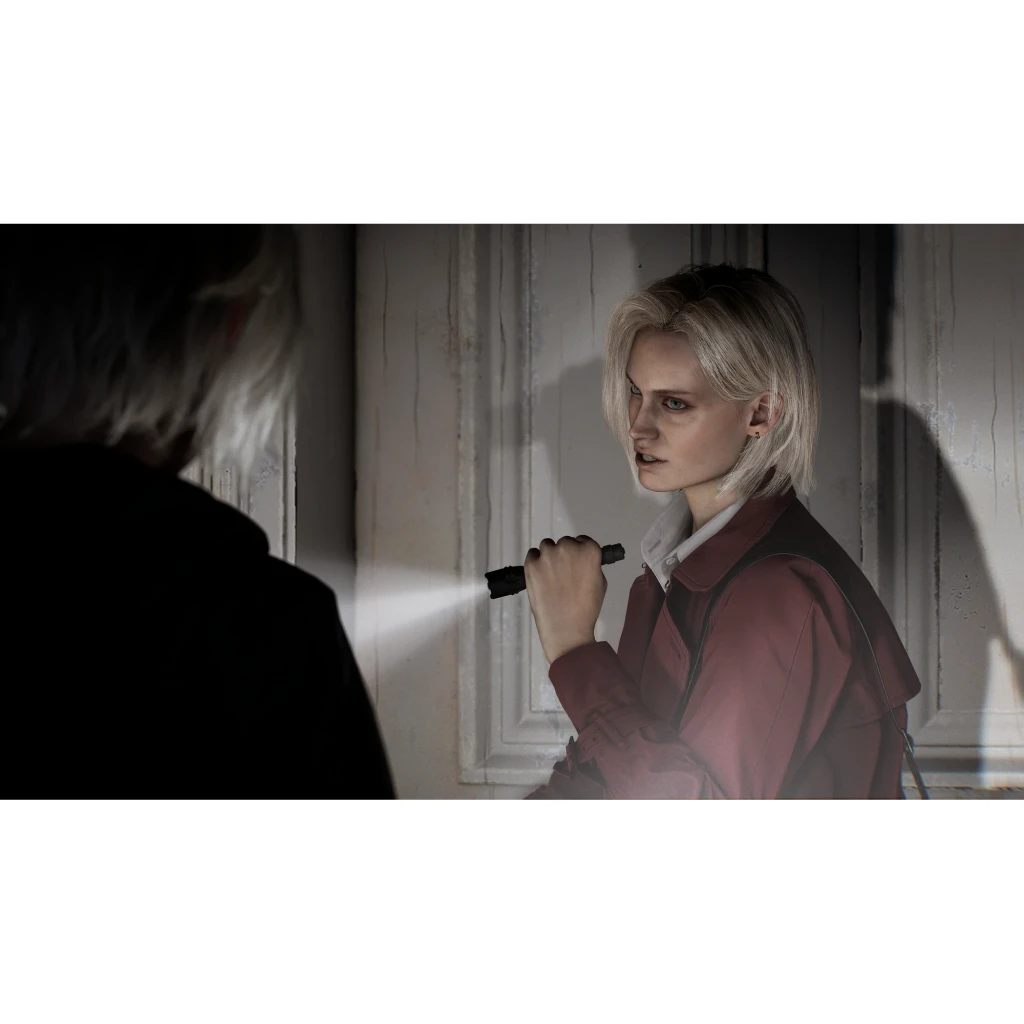 Videojuego Capcom Resident Evil Requiem Estándar PS5, en uso: protagonista rubia con linterna encarando figura oscura