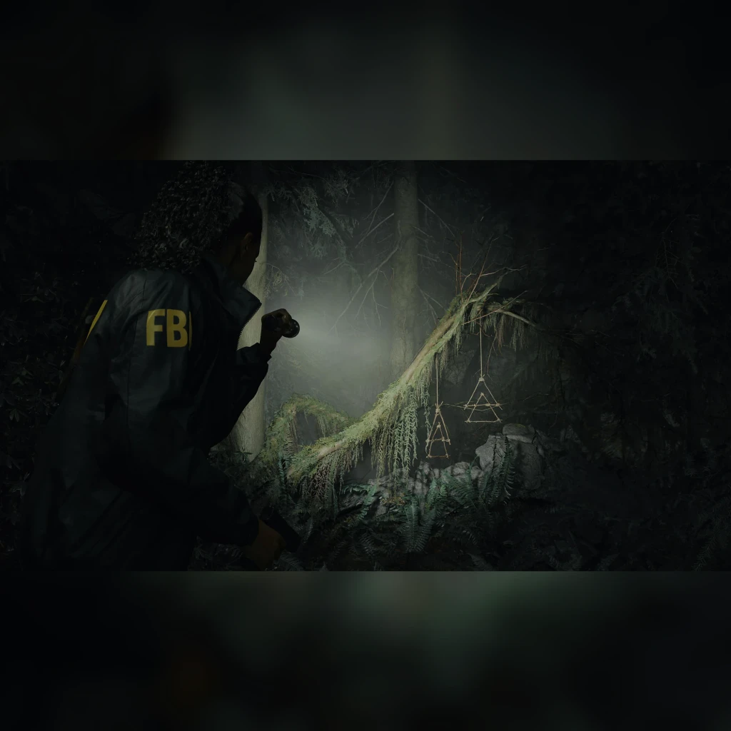 Videojogo Remedy Entertainment Alan Wake 2 Deluxe Edition PS5, em uso: agente FBI com lanterna em floresta escura perto