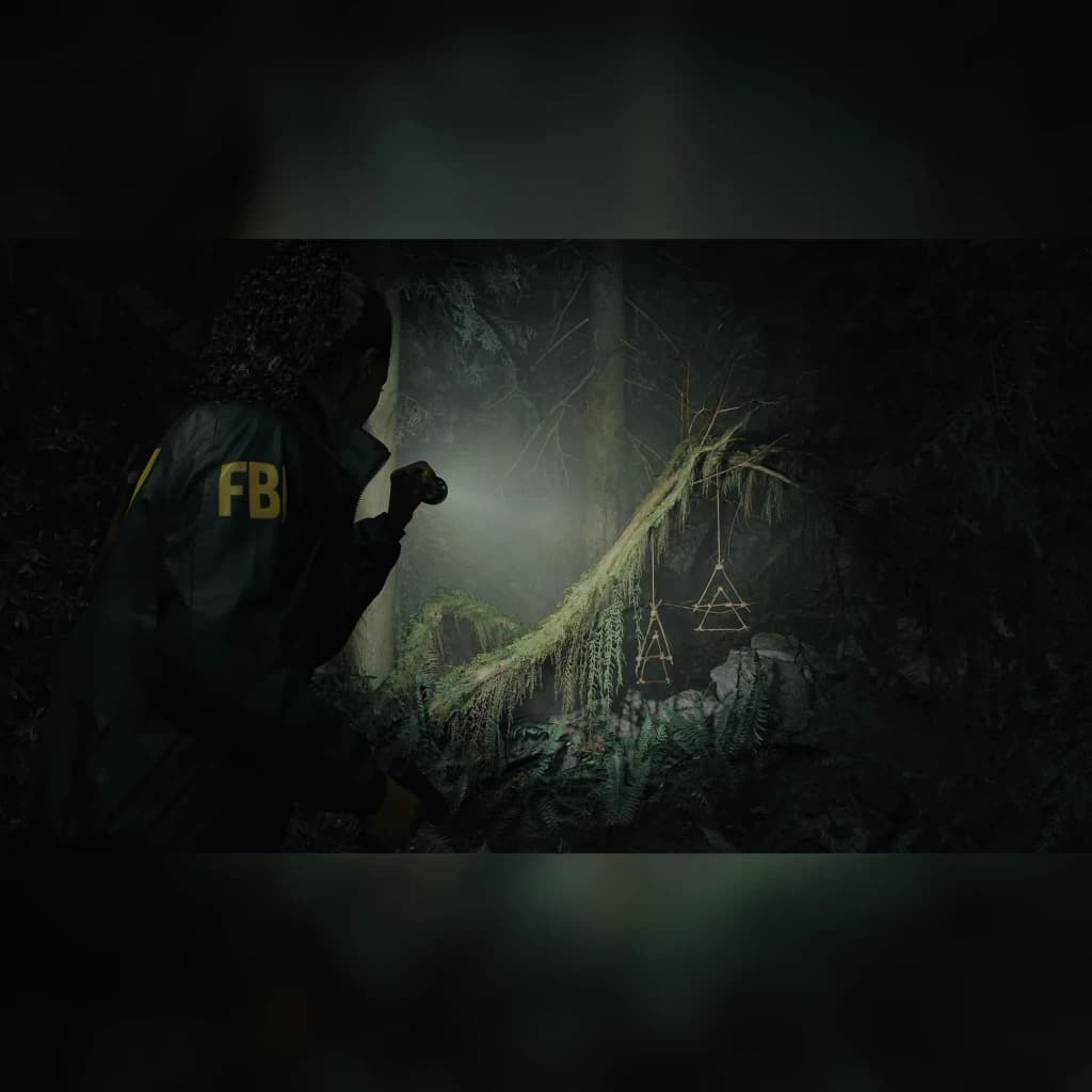Videojogo Remedy Entertainment Alan Wake 2 Deluxe Edition PS5, em uso: agente FBI com lanterna em floresta escura perto