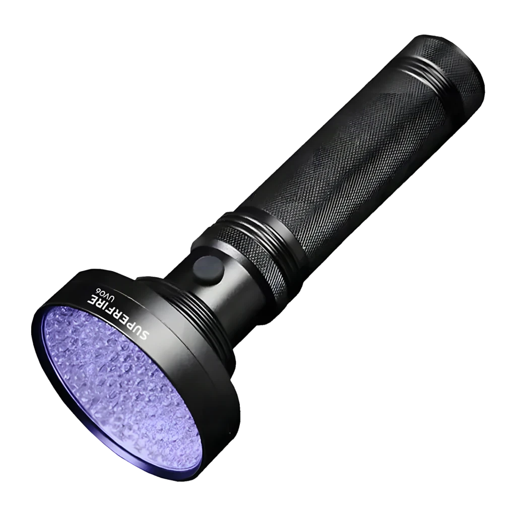 Linterna UV Superfire UV06 Negro 9V, vista frontal: cabezal encendido con LEDs UV violeta, cuerpo estriado y botón lateral