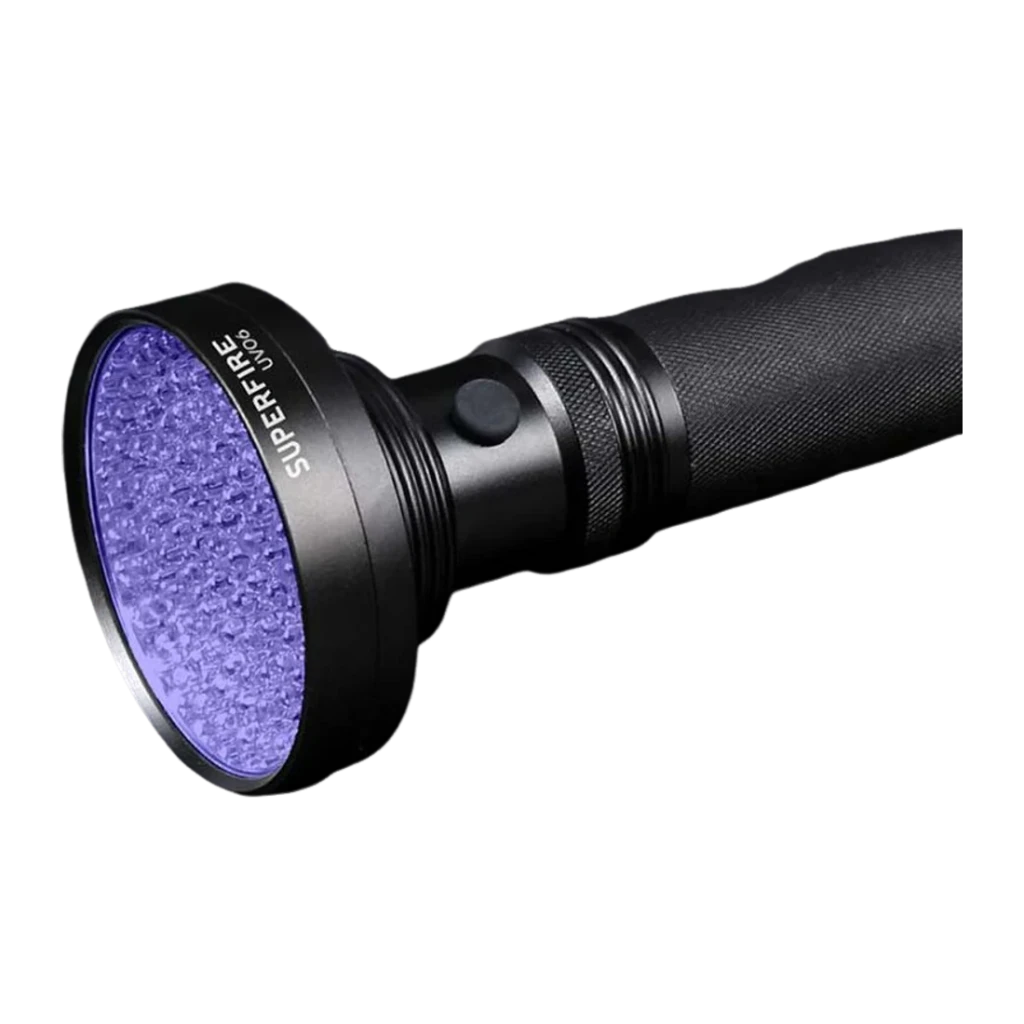 Linterna UV Superfire UV06 Negro 9V, en uso: cabezal encendido con LEDs UV violetas y botón lateral visibles