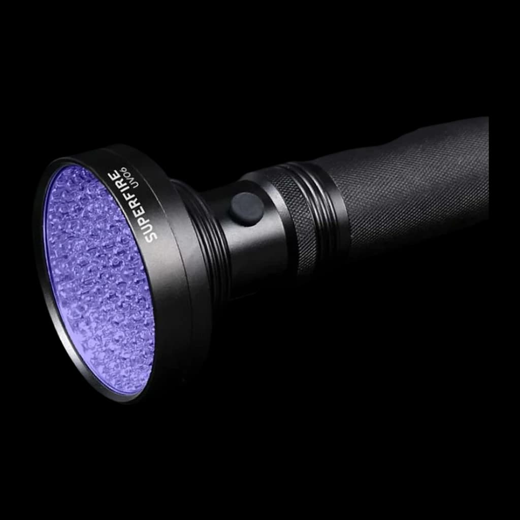 Linterna UV Superfire UV06 Negro 9V, en uso: cabezal encendido con LEDs UV violetas y botón lateral visibles