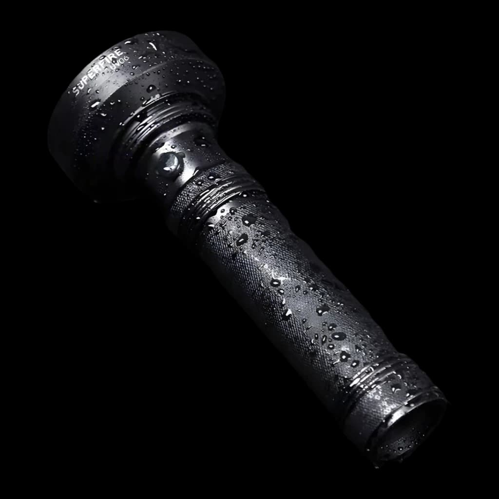 Linterna UV Superfire UV06 Negro 9V, detalle: cuerpo con gotas de agua sobre agarre estriado y cabezal