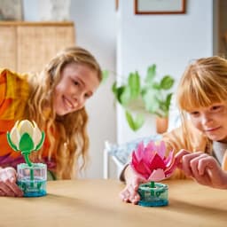 Set de construcción LEGO Botanicals Nenúfares 11511 259 piezas A partir de 9 años, en uso: dos niñas juegan