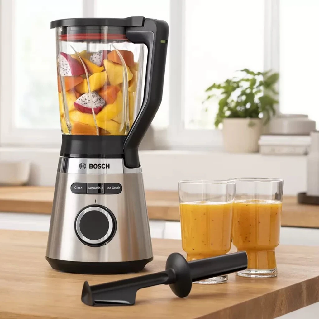 Batidora de vaso Bosch VitaPower 1.5L 1200W Negro MMB6382M, en uso: vaso con frutas tropicales, dos smoothies y empujador
