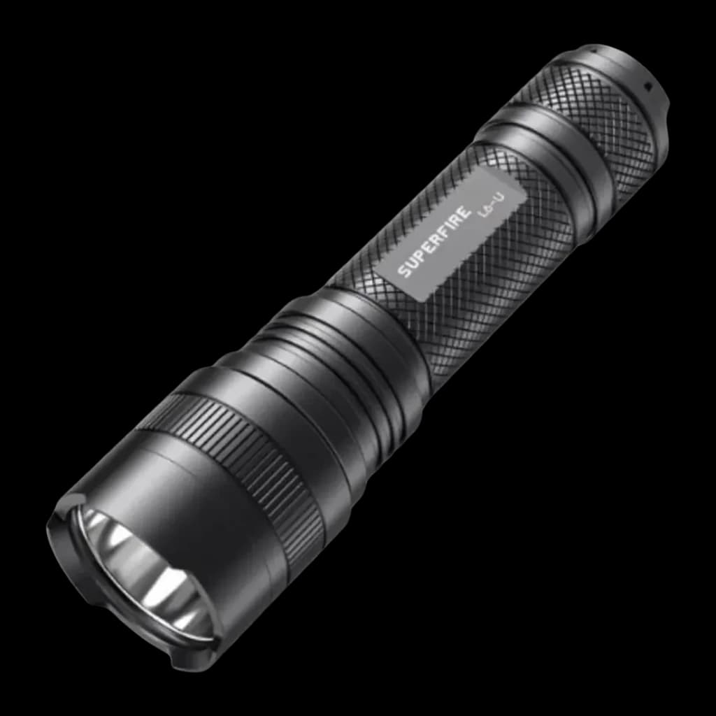 Lanterna LED Superfire Recarregável USB-C 1480 Lúmens 330m Preto L6-U, vista frontal: corpo alumínio anodizado com grip