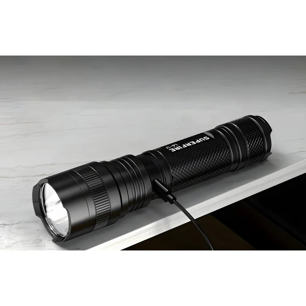 Lanterna LED Superfire Recarregável USB-C 1480 Lúmens 330m Preto L6-U, em uso: apoiada em superfície de mármore com cabo