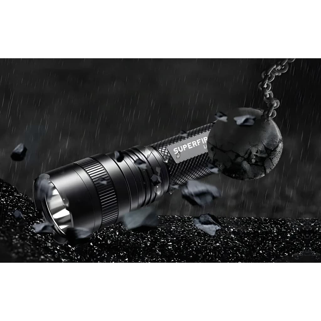 Lanterna LED Superfire Recarregável USB-C 1480 Lúmens 330m Preto L6-U, em uso: resistência a impactos sob chuva, corpo