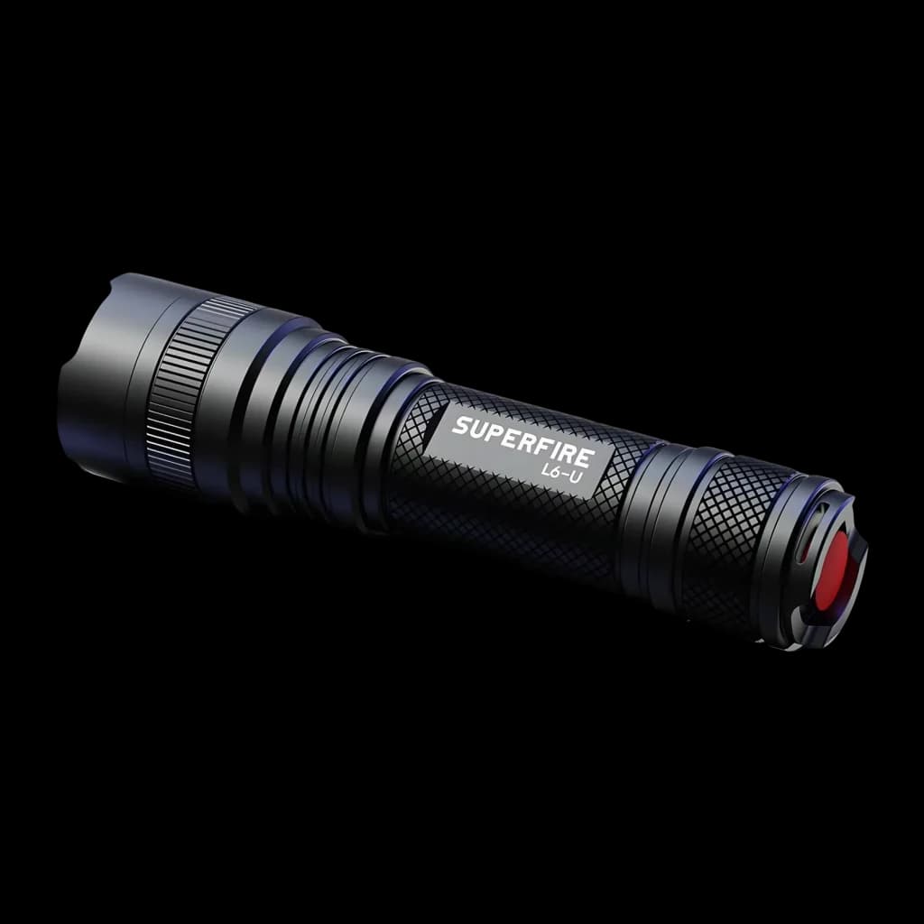 Lanterna LED Superfire Recarregável USB-C 1480 Lúmens 330m Preto L6-U, detalhe: corpo estriado, logótipo e botão traseiro