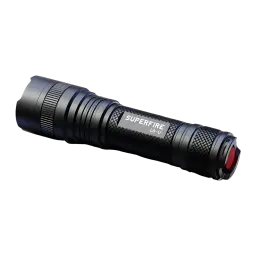 Lanterna LED Superfire Recarregável USB-C 1480 Lúmens 330m Preto L6-U, detalhe: corpo estriado, logótipo e botão traseiro