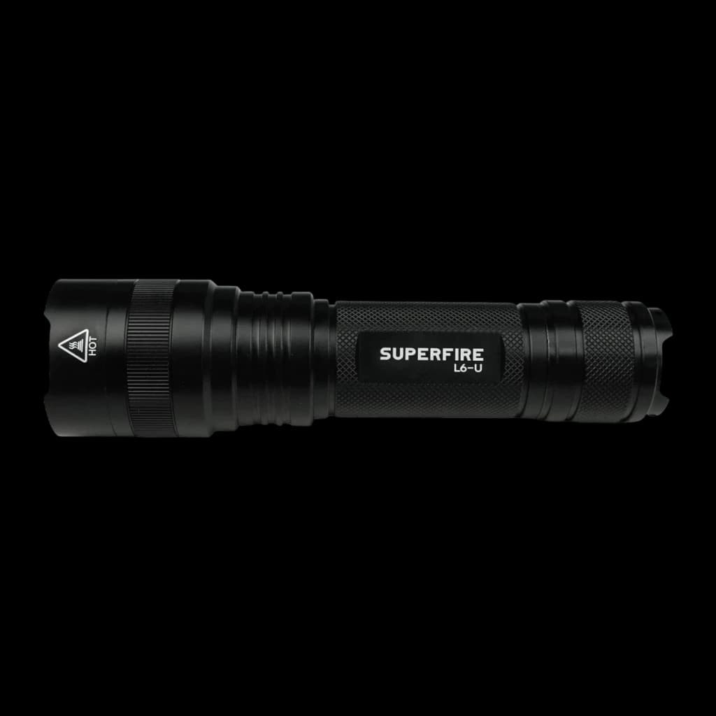 Lanterna LED Superfire Recarregável USB-C 1480 Lúmens 330m Preto L6-U, detalhe lateral: corpo knurling, logo Superfire L6-U