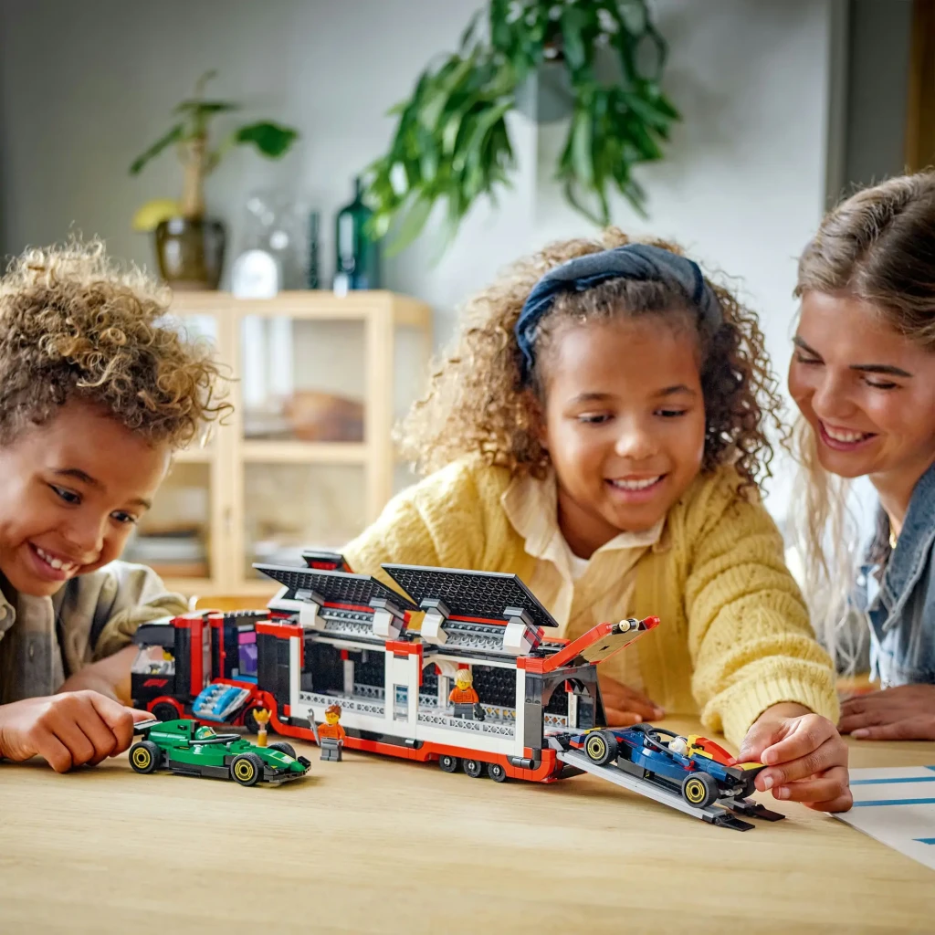 Set LEGO City 60445 Camion Transporteur F1 avec Voitures RB20 et AMR24 1086 pièces 8+ ans, en jeu: deux enfants et adulte