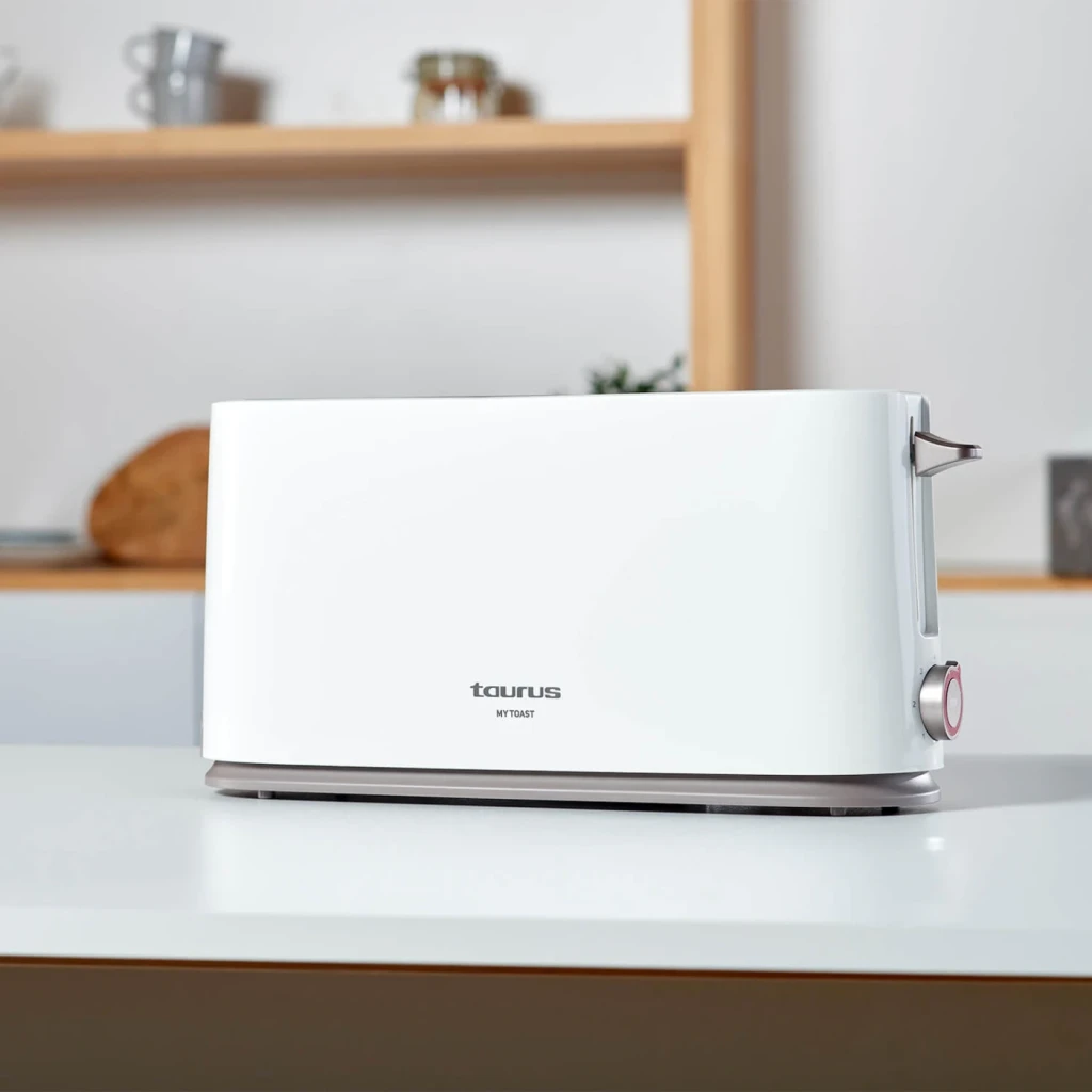 Tostadora Taurus My Toast 1000W 1 Ranura Blanco, en uso: vista lateral sobre encimera blanca con estantería de cocina