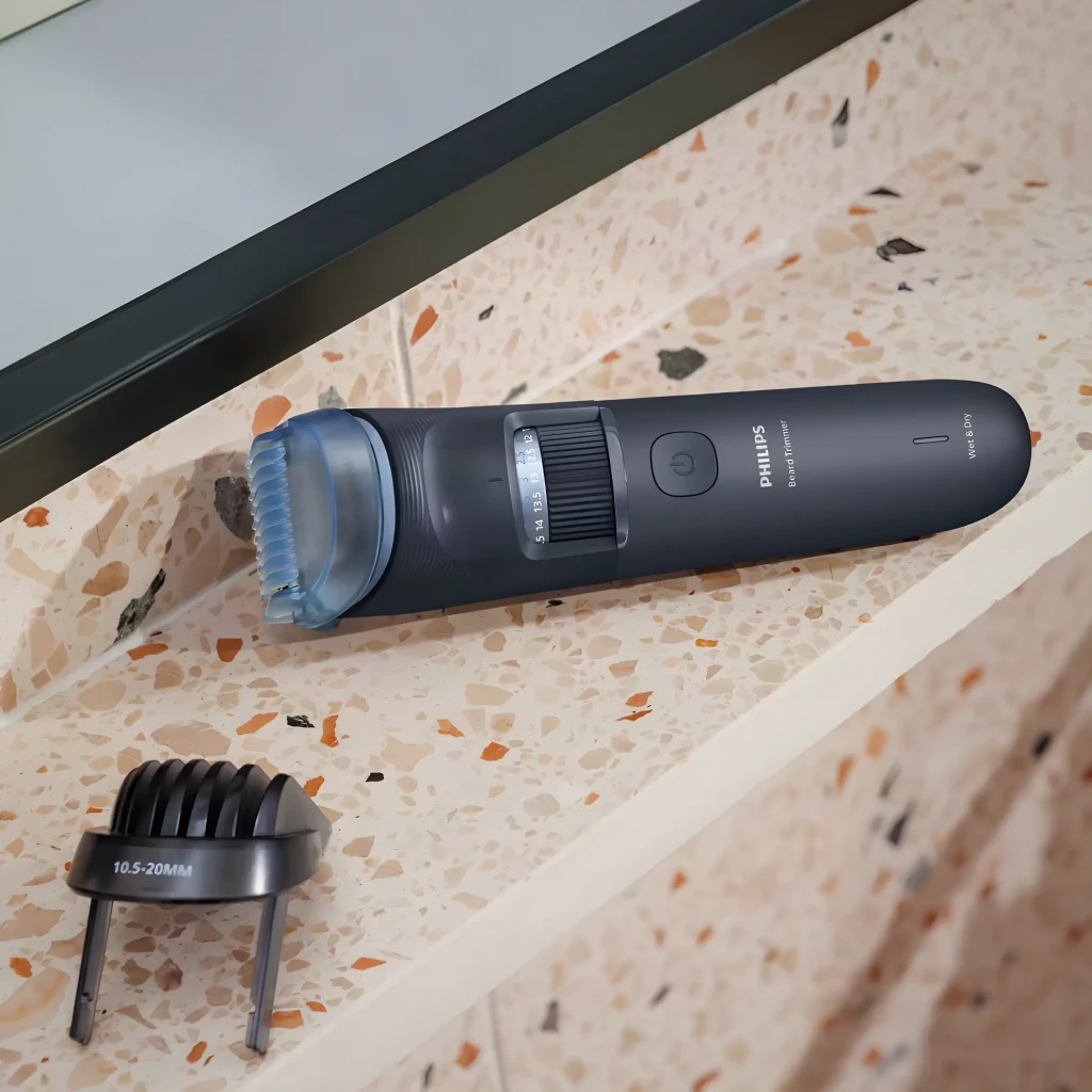 Tondeuse Philips Beard Trimmer 3000 Sec et Mouillé 80min Noir BT3665/15, en utilisation: posée sur plan en terrazzo