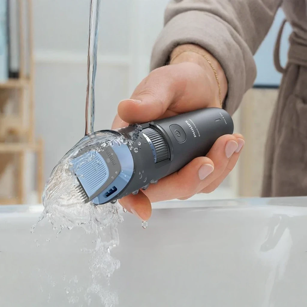 Tondeuse Philips Beard Trimmer 3000 Sec et Mouillé 80min Noir BT3665/15, en utilisation: main rinçant la tondeuse sous