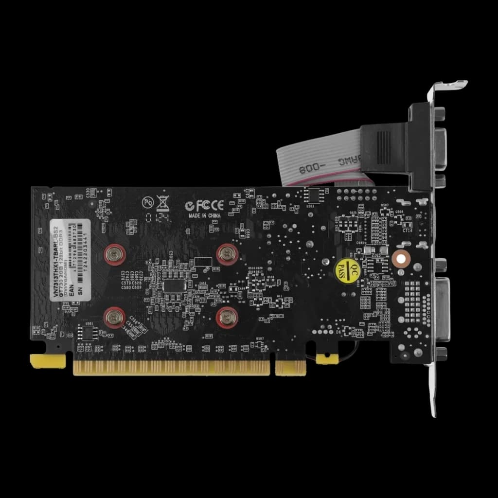 Biostar GeForce GT 730 2GB GDDR3 Low Profile VN7313THX1, vista trasera: PCB negro con tornillos rojos, conector PCIe dorado