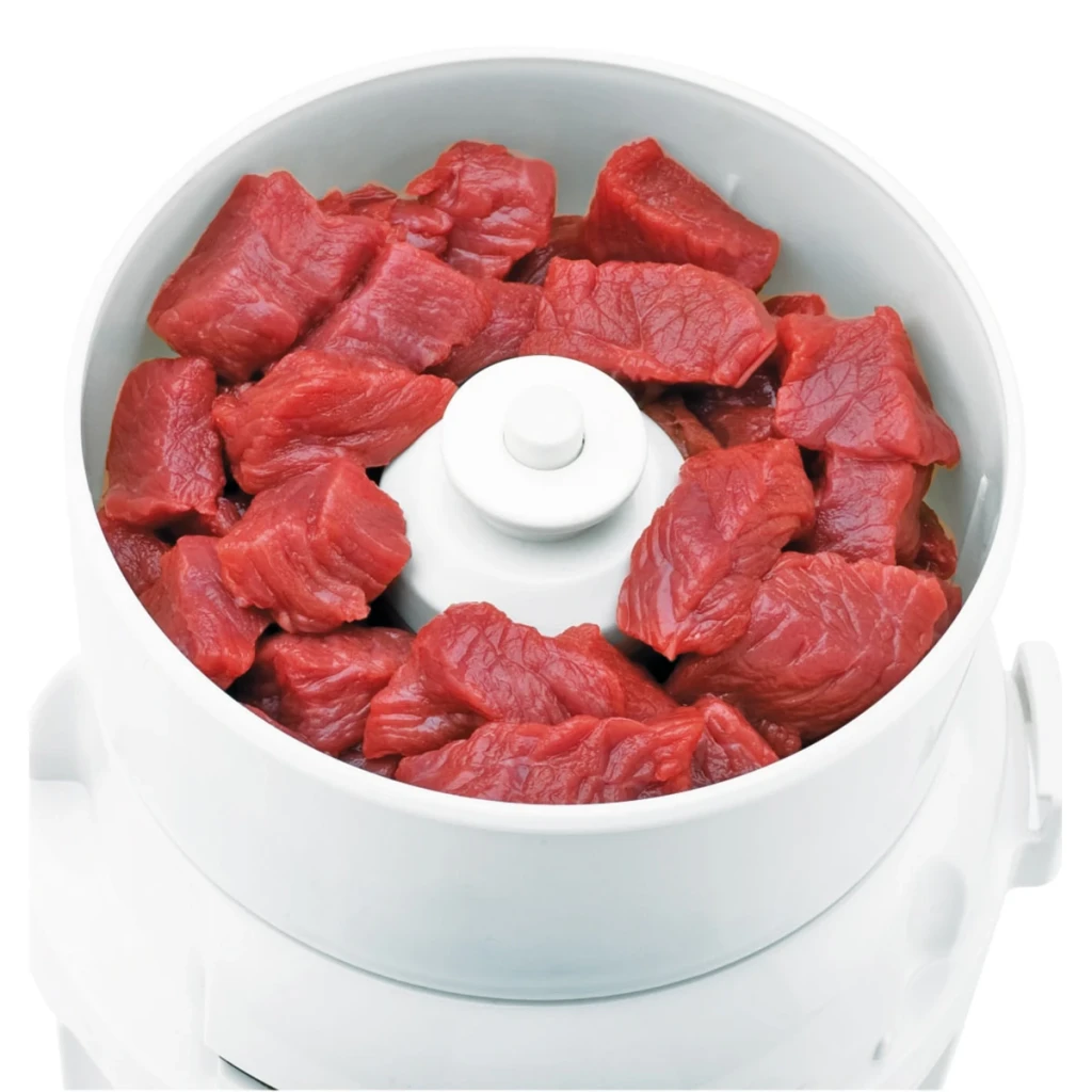 Picadora Moulinex La Moulinette 0,25L 800W 3 Velocidades Blanco/Rojo AD5601, en uso: bol abierto con trozos de carne cruda