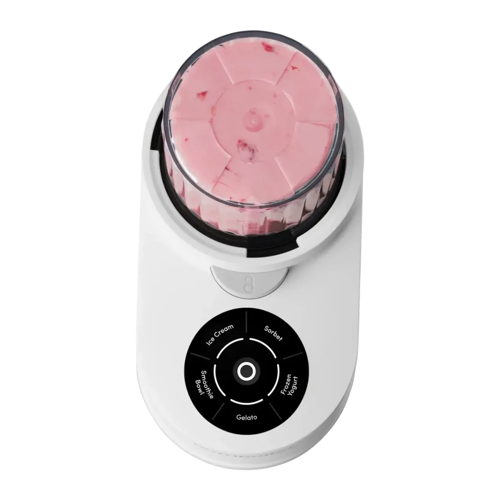 Sorbetière NutriBullet Chill 0,47L 500W Blanc NBD0503W, détail vue du dessus: bol rempli de glace à la fraise et panneau