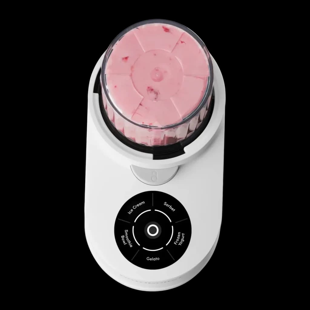 Sorbetière NutriBullet Chill 0,47L 500W Blanc NBD0503W, détail vue du dessus: bol rempli de glace à la fraise et panneau