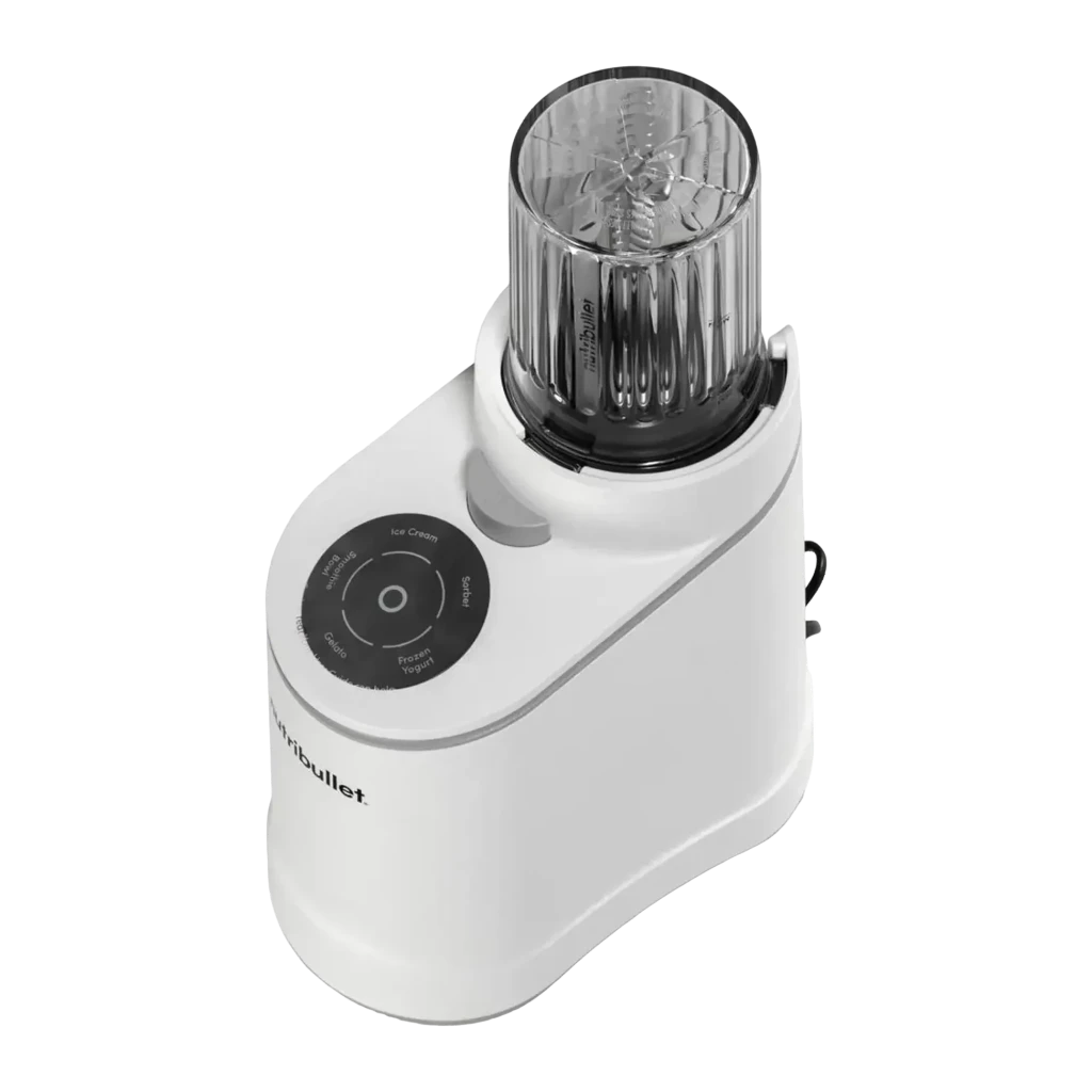 Sorbetière NutriBullet Chill 0,47L 500W Blanc NBD0503W, détail: vue plongeante du bol transparent avec pale mélangeuse
