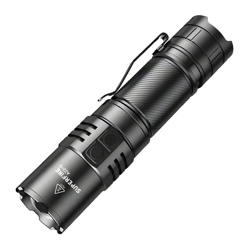 Lanterna LED Superfire A22S Preto USB-C 2300 lúmens 300 m, vista frontal: corpo estriado, cabeça com lente e clipe lateral