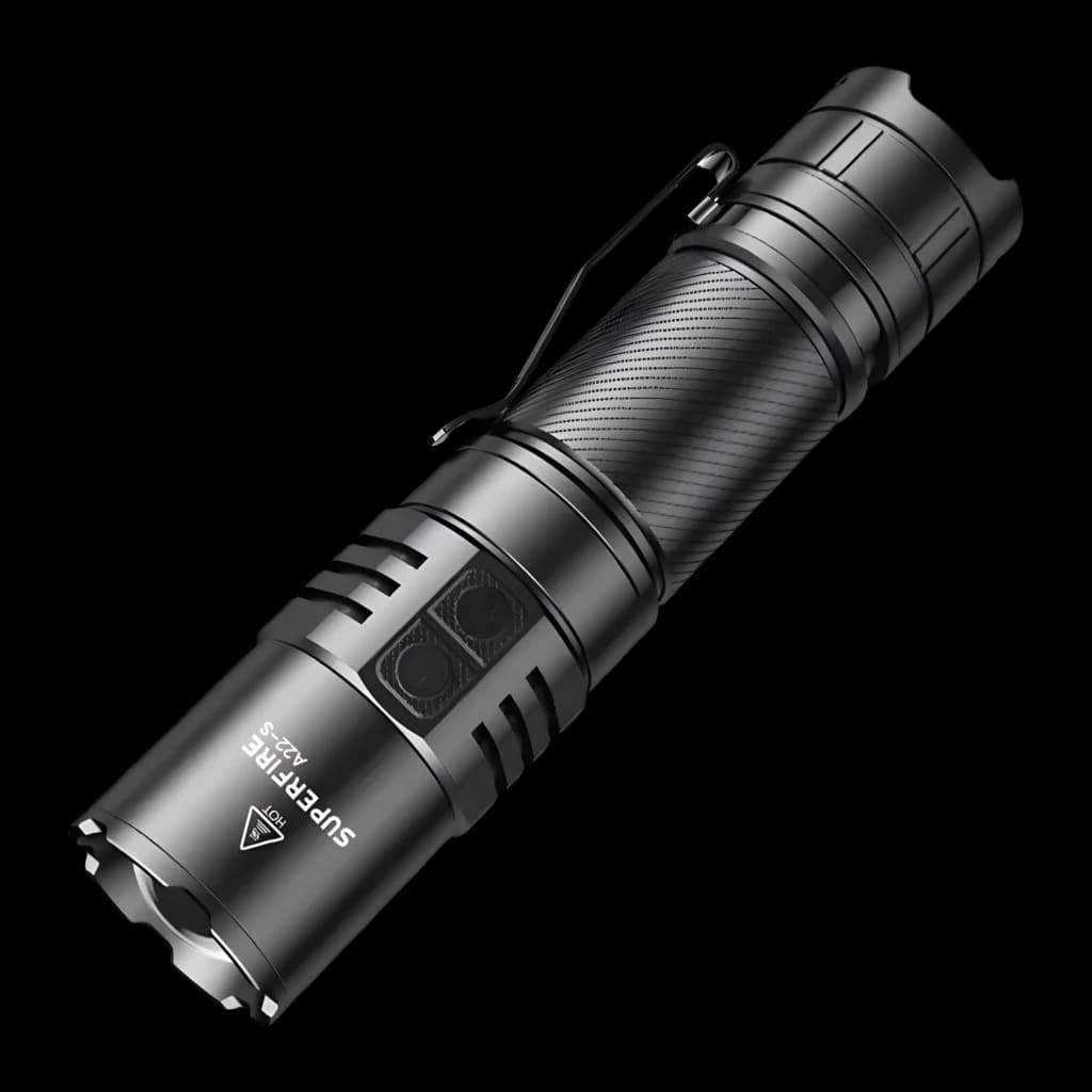 Lanterna LED Superfire A22S Preto USB-C 2300 lúmens 300 m, vista frontal: corpo estriado, cabeça com lente e clipe lateral