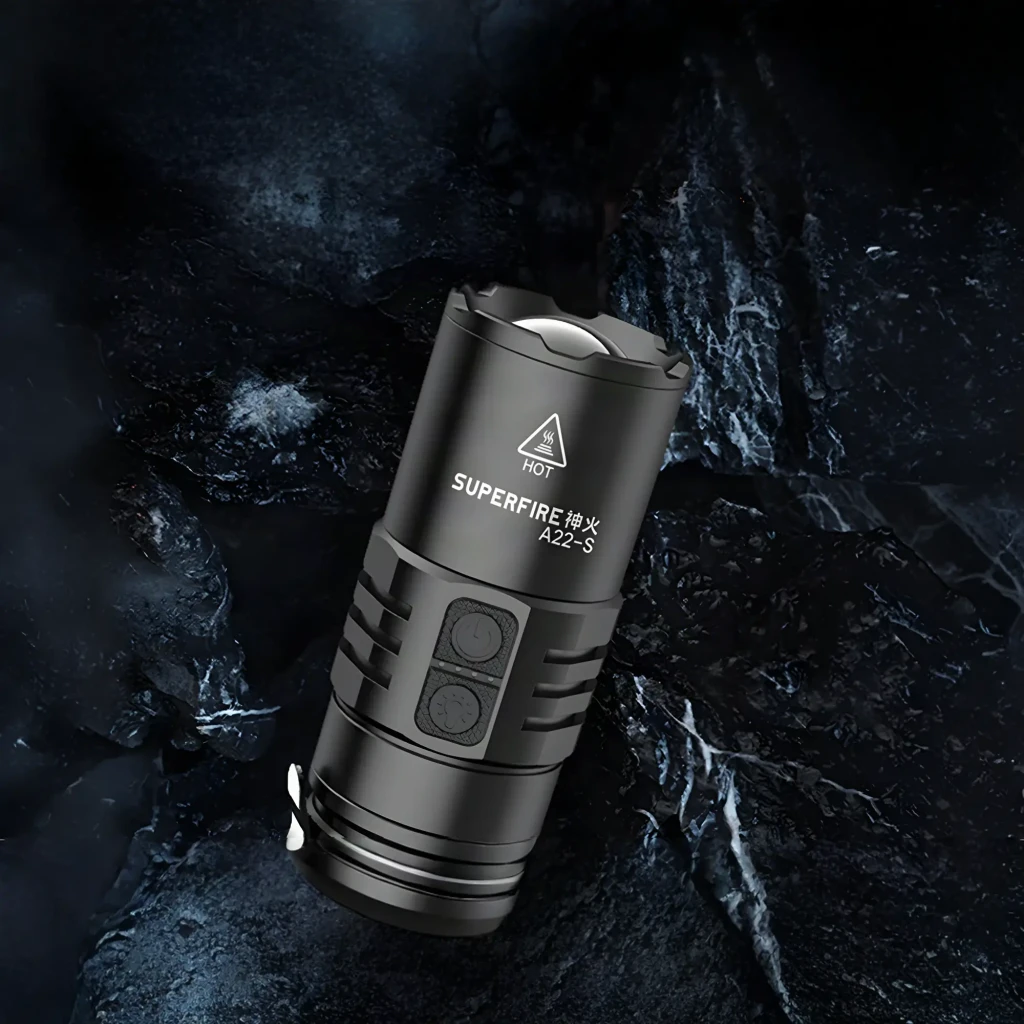 Lanterna LED Superfire A22S Preto USB-C 2300 lúmens 300 m, em uso: vista lateral sobre rocha escura, botões e logo visíveis