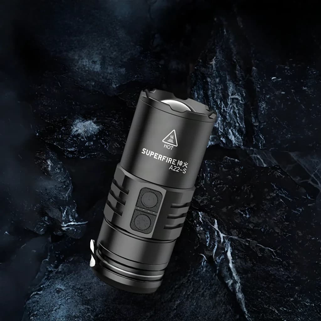 Lanterna LED Superfire A22S Preto USB-C 2300 lúmens 300 m, em uso: vista lateral sobre rocha escura, botões e logo visíveis