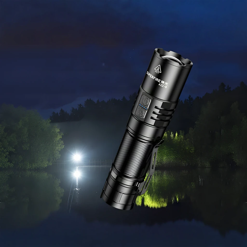 Lanterna LED Superfire A22S Preto USB-C 2300 lúmens 300 m, em uso: feixe potente iluminando lago noturno, corpo estriado