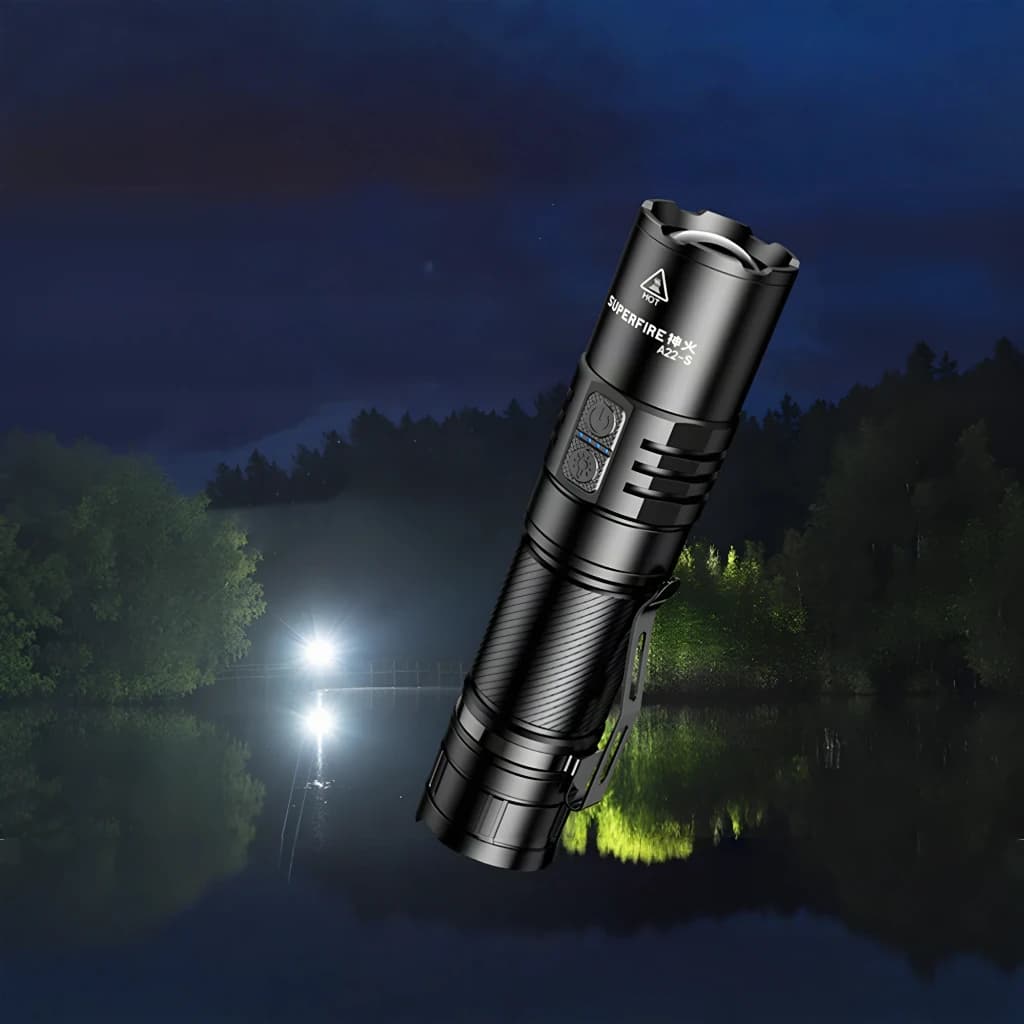 Lanterna LED Superfire A22S Preto USB-C 2300 lúmens 300 m, em uso: feixe potente iluminando lago noturno, corpo estriado