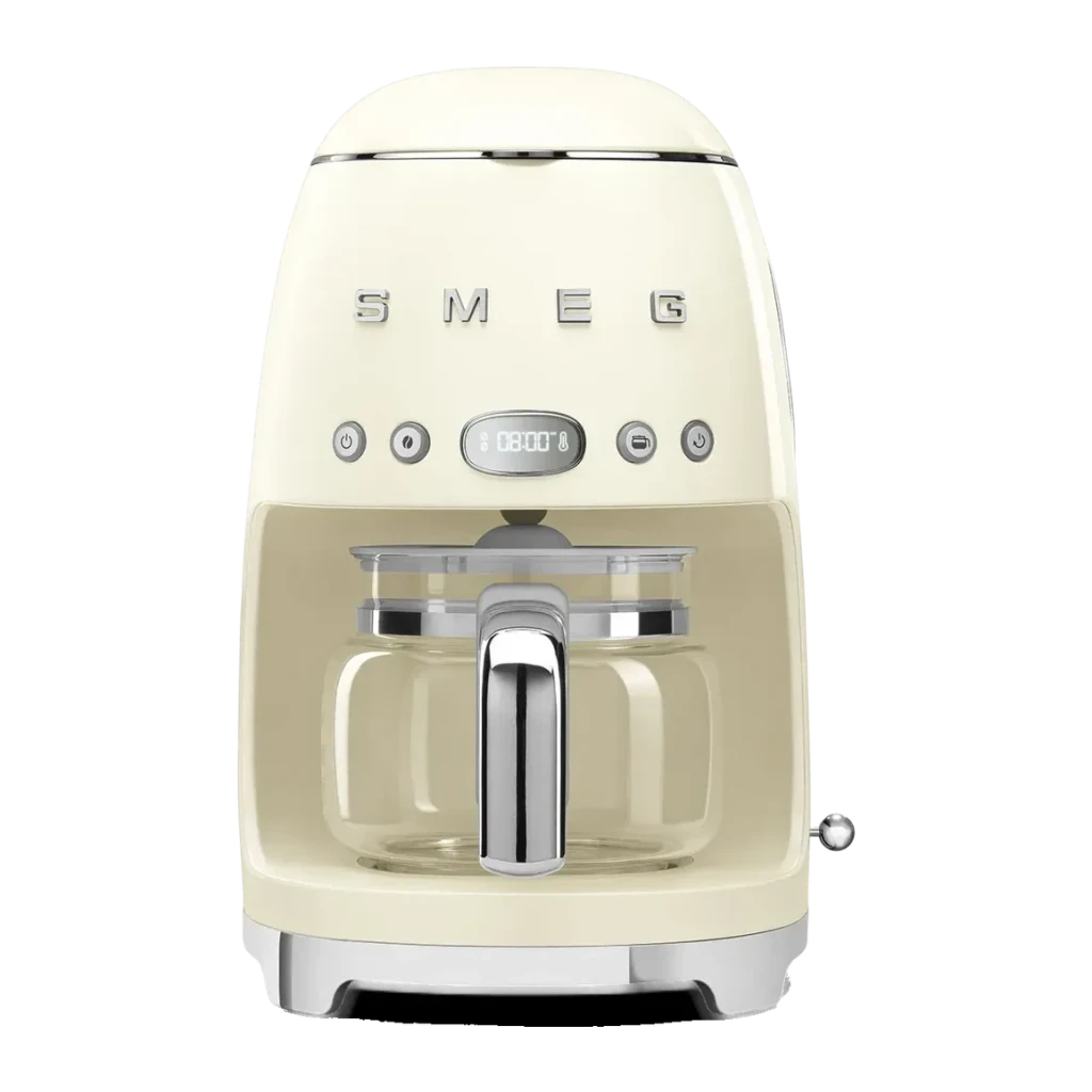 Cafetière filtre SMEG 50's Style 1,4L 1050W Crème DCF02CREU, vue de face: corps crème avec lettres SMEG chromées, écran