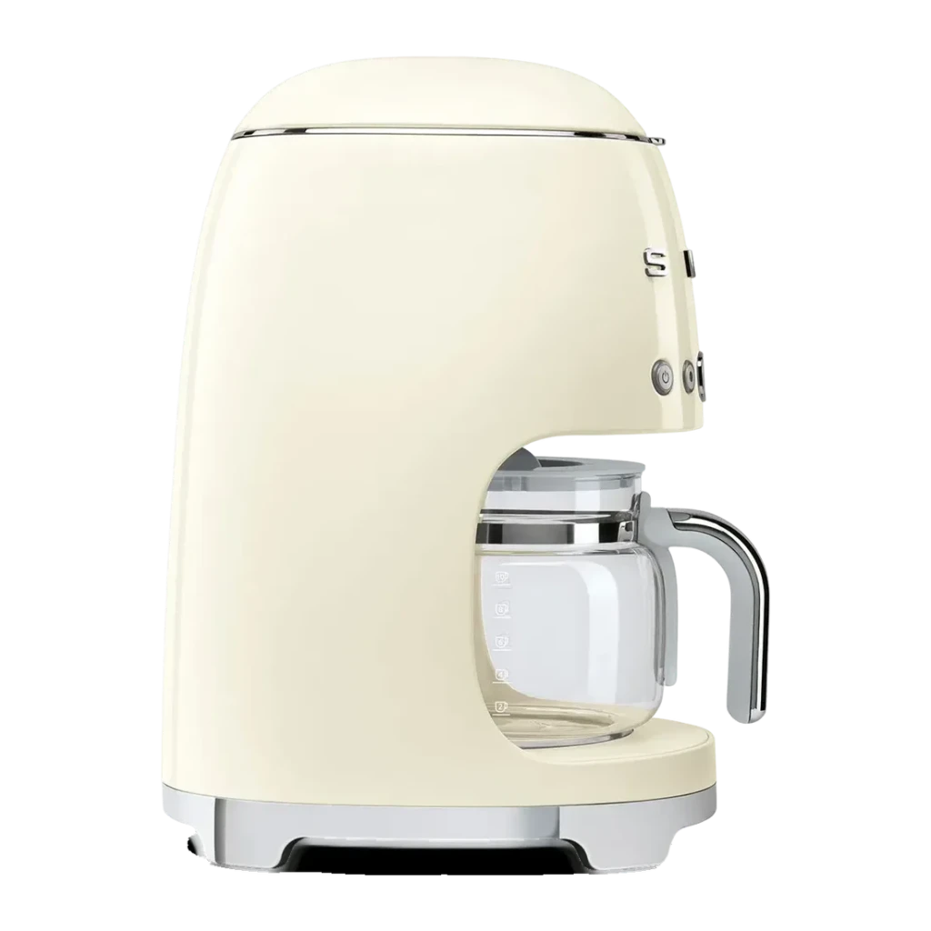 Cafetière filtre SMEG 50's Style 1,4L 1050W Crème DCF02CREU, vue arrière: corps lisse crème, logo chromé et verseuse