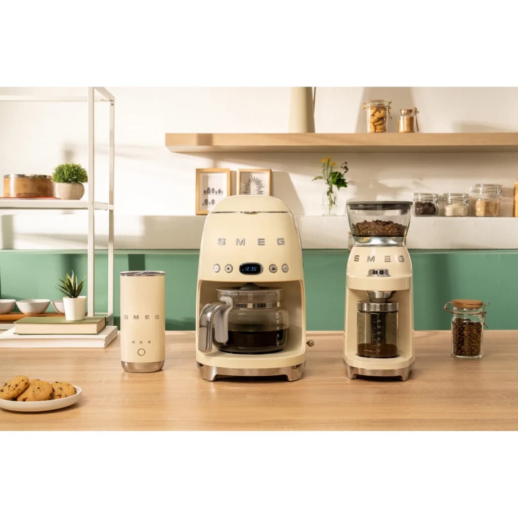 Cafetière filtre SMEG 50's Style 1,4L 1050W Crème DCF02CREU, en utilisation: sur plan de travail bois avec moulin