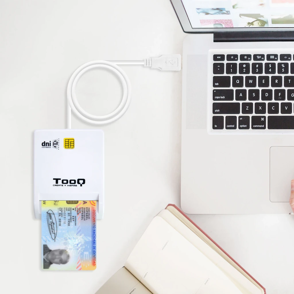 Lecteur de cartes TooQ TQR-210W USB 2.0 DNIe 3.0 Blanc, en utilisation: carte d'identité insérée, branché en USB à un laptop