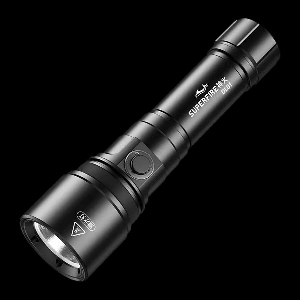 Lanterna LED Superfire DL01 Preto Recarregável 1400 lúmens 270 m, vista frontal: corpo alumínio preto, logo, botão lateral
