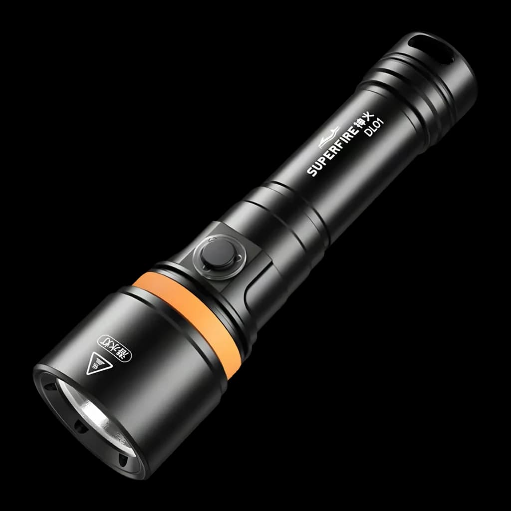 Lanterna LED Superfire DL01 Preto Recarregável 1400 lúmens 270 m, detalhe: corpo preto com anel laranja, botão lateral