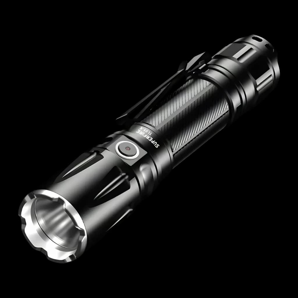 Lanterna LED Superfire Preto Recarregável USB-C IP67 1800 lúmens TL01-X, vista frontal: corpo preto estriado, lente
