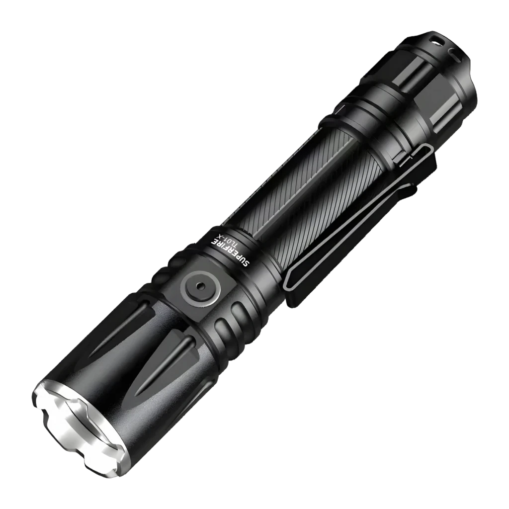 Lanterna LED Superfire Preto Recarregável USB-C IP67 1800 lúmens TL01-X, detalhe: corpo estriado, botão lateral e cabeça LED