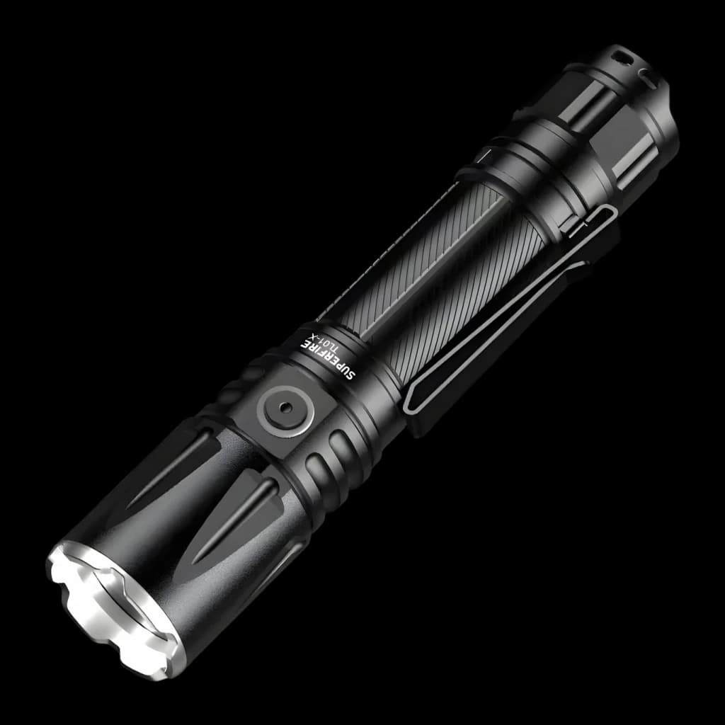 Lanterna LED Superfire Preto Recarregável USB-C IP67 1800 lúmens TL01-X, detalhe: corpo estriado, botão lateral e cabeça LED