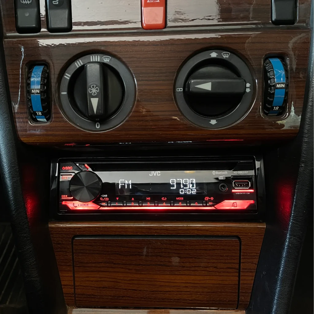 Auto-rádio JVC Preto 1 DIN Bluetooth DAB+ KD-DB622BT, em uso: instalado no painel com ecrã FM ligado e iluminação vermelha