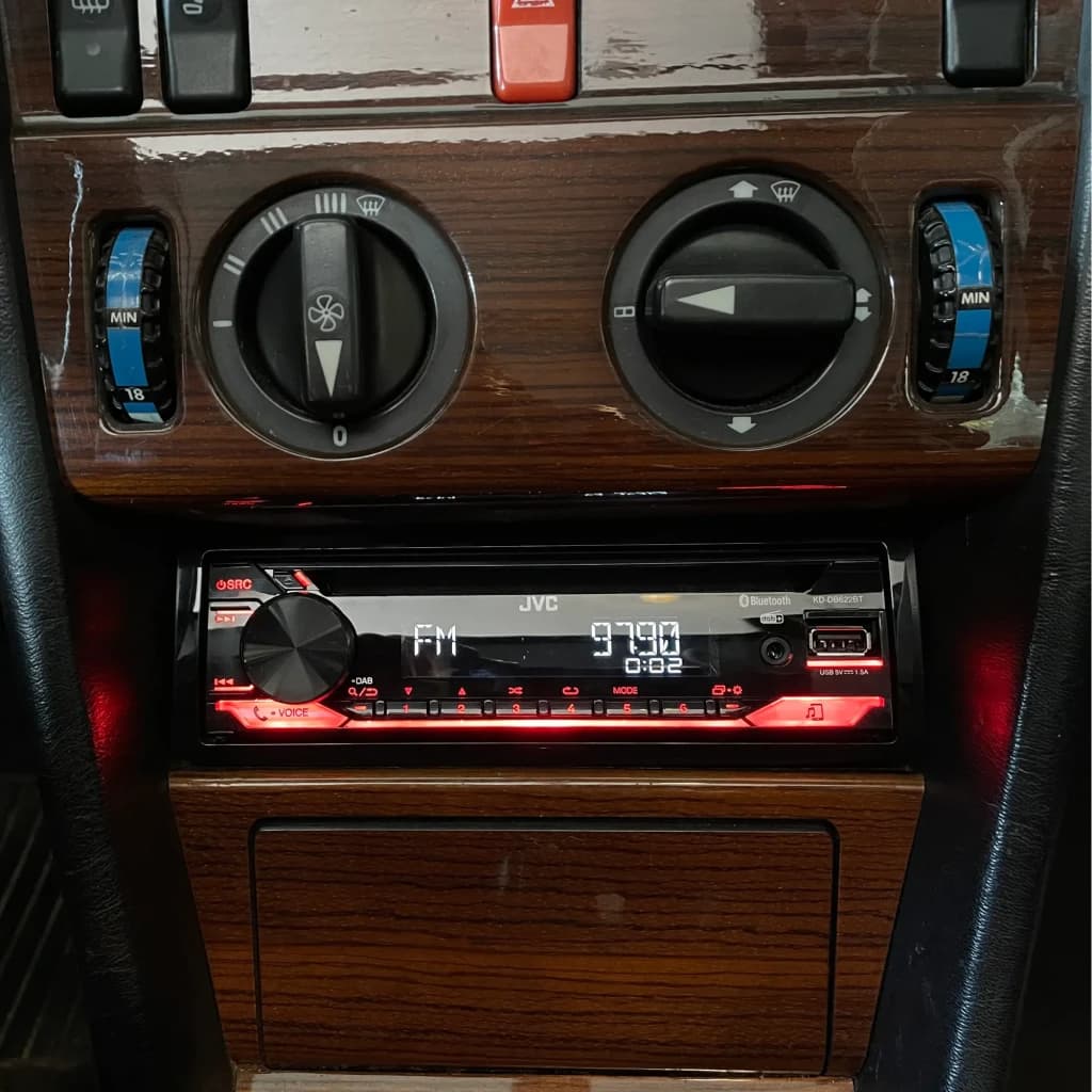 Auto-rádio JVC Preto 1 DIN Bluetooth DAB+ KD-DB622BT, em uso: instalado no painel com ecrã FM ligado e iluminação vermelha