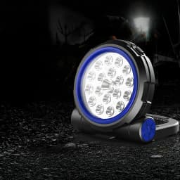Lanterna LED Superfire GM03 Preto Recarregável 920 lúmens 100 m, em uso: painel LED frontal com aro azul sobre chão molhado