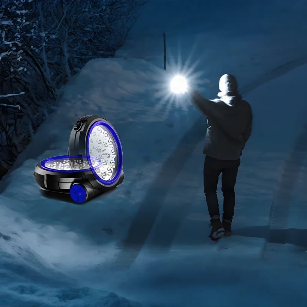 Lanterna LED Superfire GM03 Preto Recarregável 920 lúmens 100 m, em uso: pessoa ilumina cena nevada noturna, módulo LED